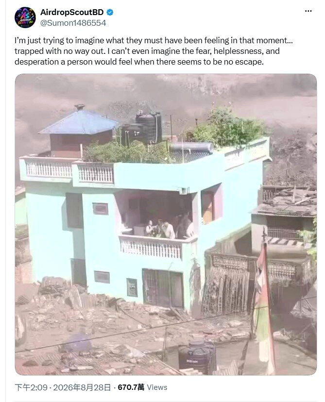 尼泊尔致命洪灾近日流出一段惊险画面,一栋房屋四周全被滚滚洪水包围,附近建筑接连遭...