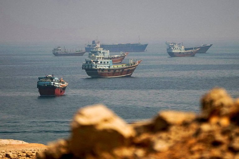 荷莫兹海峡几乎停摆 船只通行量仅剩个位数 荷莫兹海峡靠近阿曼海边8月31日一隅。(路透)