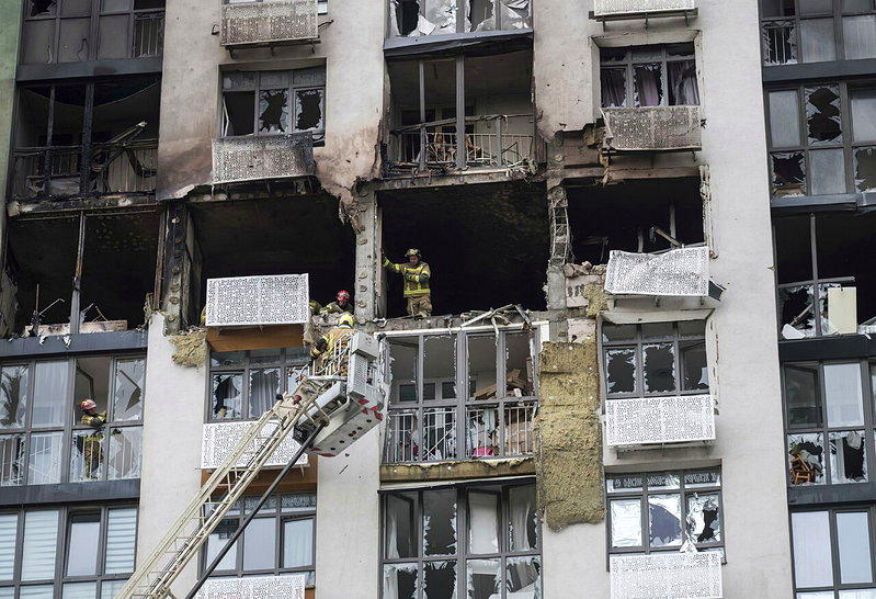 在基辅一栋住宅大楼1日遭俄罗斯无人机攻击,乌克兰救援人员在现场展开搜救工作。(欧...