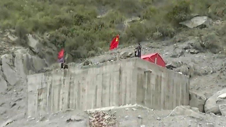 半山腰处的方形水塔是现场唯一留下来的建筑。（取材自央视新闻）