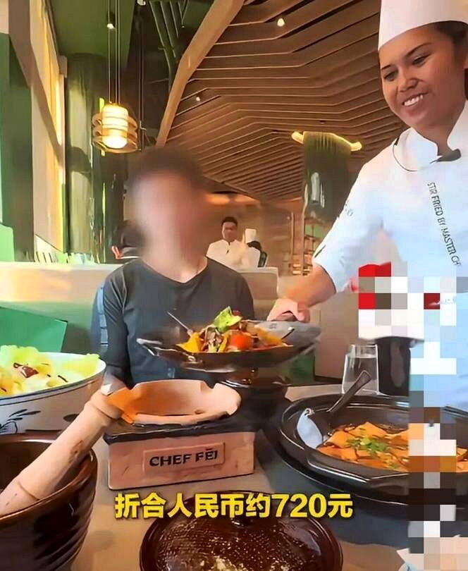 消费者透露,他和朋友两个人一共点了5道菜,吃掉3碗米饭,合计消费107美元,折合...