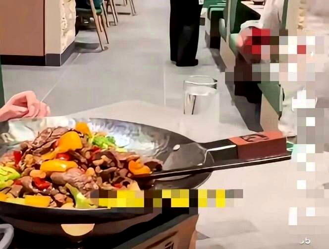 消费者透露,他和朋友两个人一共点了5道菜,吃掉3碗米饭,合计消费107美元,折合...