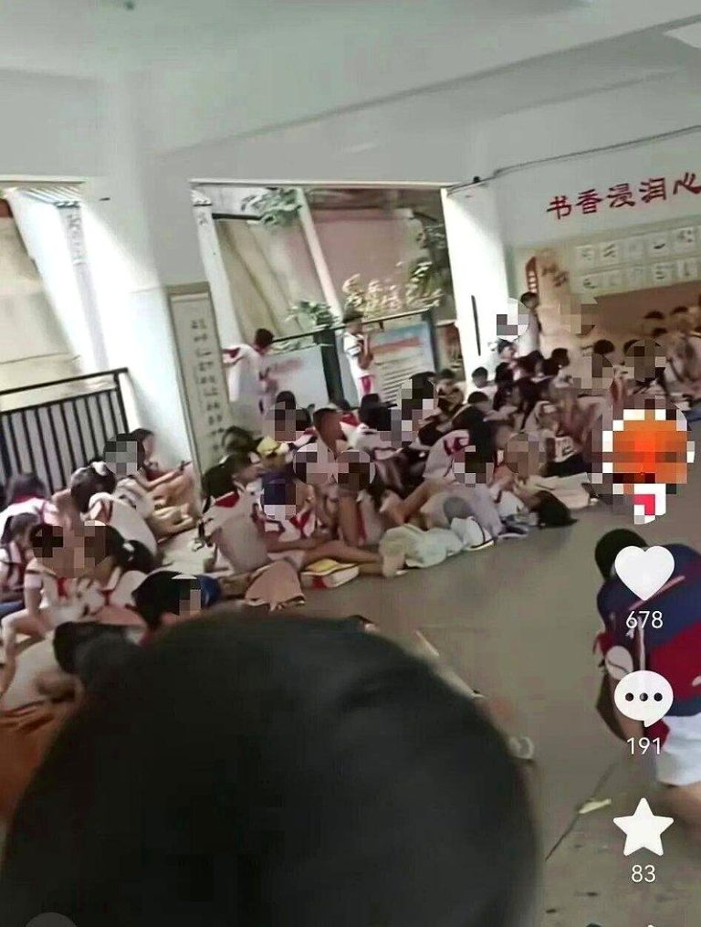 开学第一天抢不到教室 湖南小学生席地而坐、家长爆气 学生被移至其他教室上课,但该教室采光不足,空间也不够大。(视频截屏)