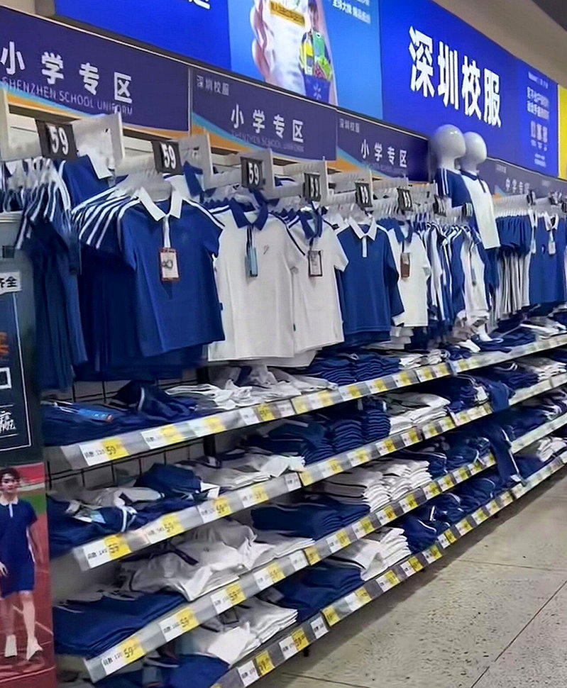 深圳中小学的蓝白校服能像一般衣服一样,在商场、超市、文具店就能买到。(取材自微博...
