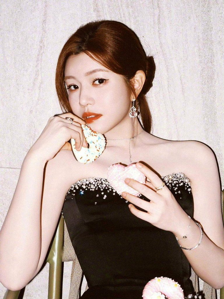 离婚后拚事业… 43岁陈妍希为上镜 一天一餐超自律 陈妍希饮食自律,维持超美状态。(取材自微博)