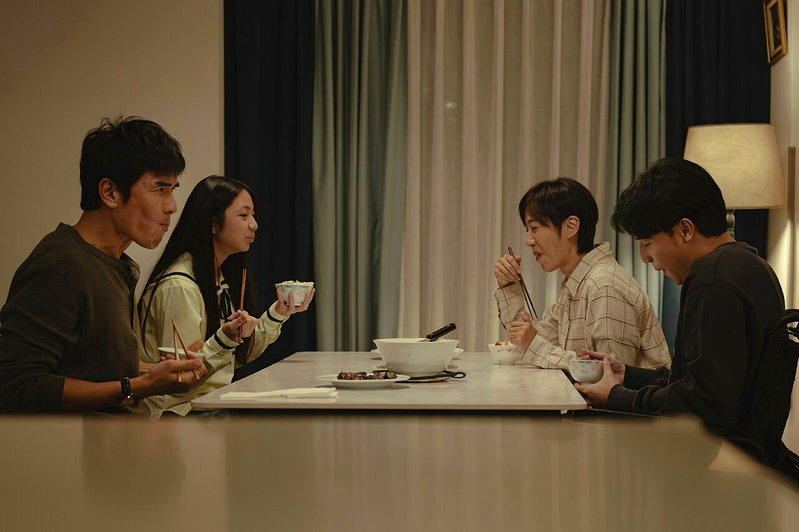 杨一展(左起)、陈品嫙、张诗盈、谢展荣合演「有用的人」。(图/高二电影提供)