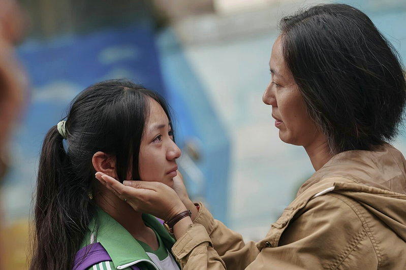 张诗盈(右)、陈品嫙在「有用的人」中有精采对手戏。(图/高二电影提供)