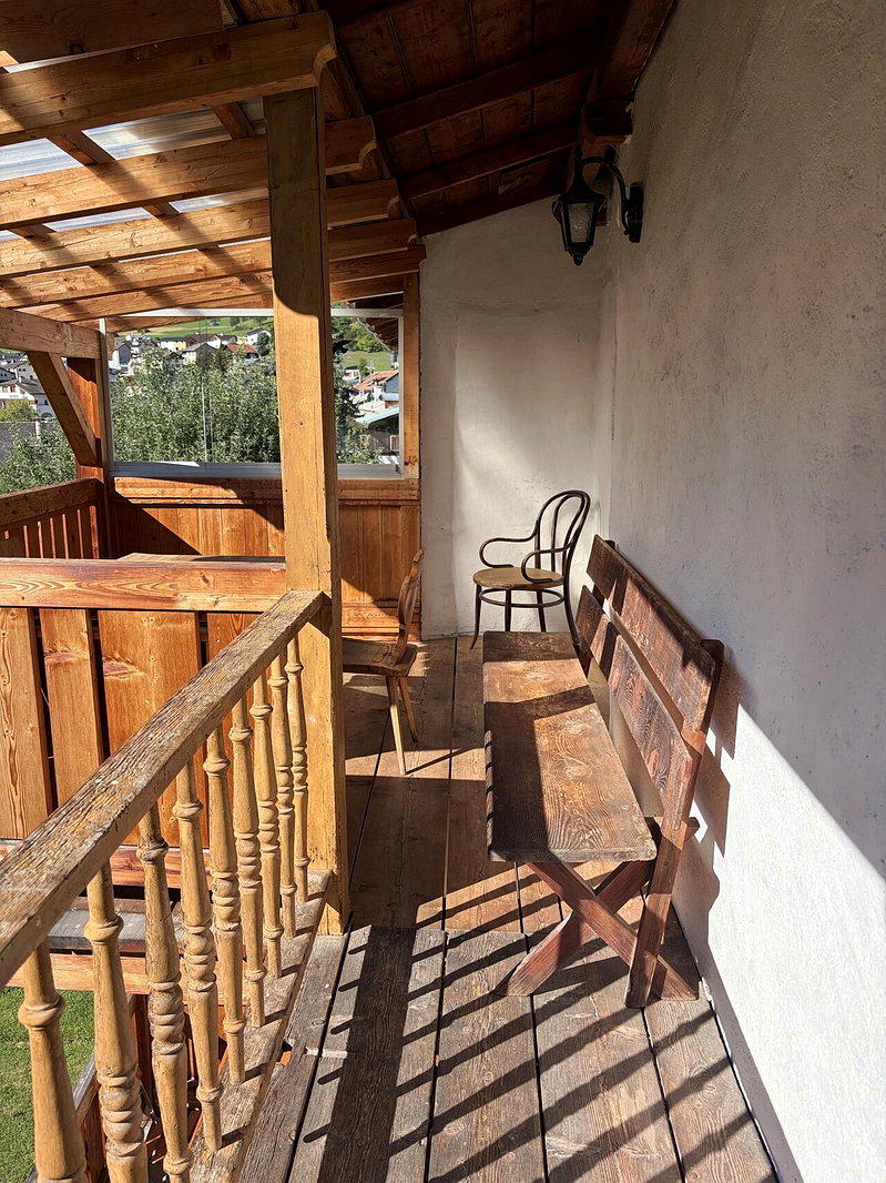 具770年历史的瑞士旅店外廊在阳光照耀下依旧美丽，其建筑修复与维护需长期且庞大的...