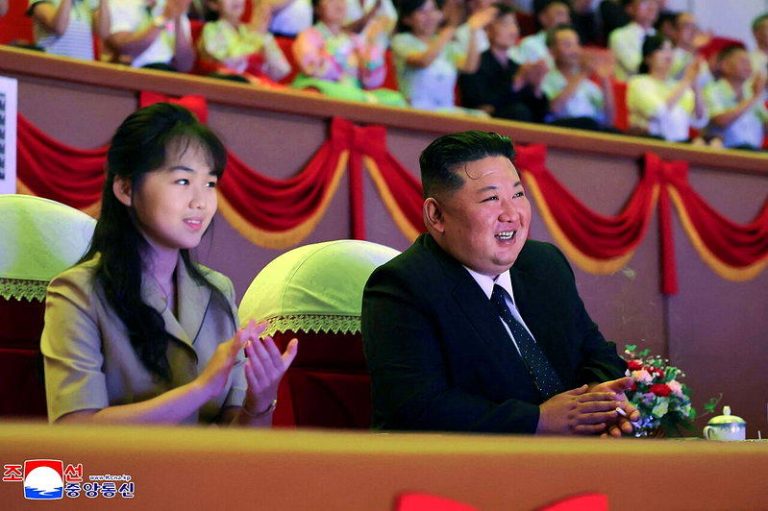 北韩领导人金正恩(右)与女儿金主爱(左)日前在平壤观看纪念二战结束81周年的游泳...