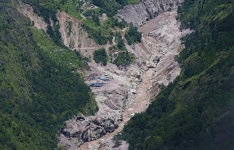 全球3100条跃动冰川恐致命 亚洲近10万条急速融化中 尼泊尔与中国西藏交界地带爆发致命山洪,至今已造成两国逾千人丧命,专家推测原因是冰...