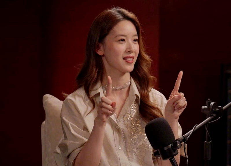 章泽天播客更新,与「赌王之女」何超琼对谈。(取材自极目新闻)