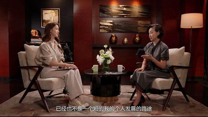 章泽天播客更新,与「赌王之女」何超琼对谈。(取材自极目新闻)