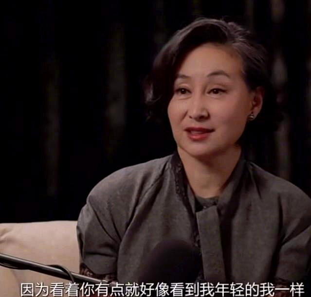 章泽天播客更新,与「赌王之女」何超琼对谈。(取材自极目新闻)