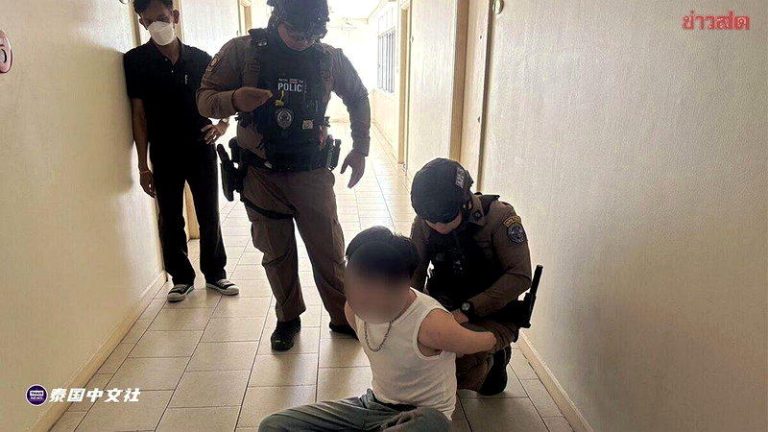 中男在泰吸毒发狂 刀架脖威胁自残 被带回警署双手比V 一名中国男子在泰国知名商圈一间公寓内,涉吸食冰毒后失控被捕。(取材自泰国中文社)
