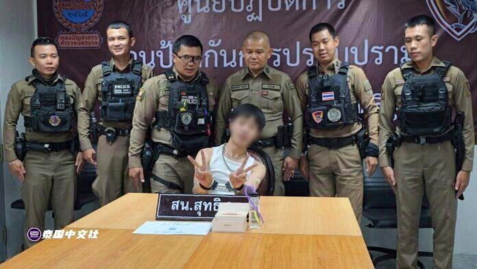 王某在警署时,毒品作用仍未消退,仅以猛撞铁笼与墙壁,更在拍照记录时向镜头双手举「...