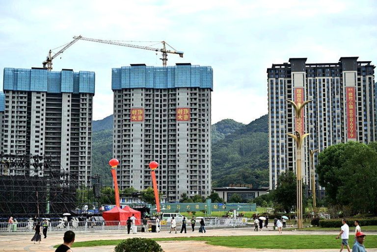 旺季临近 中国一、二线城市房价跌幅大 民众购屋意愿待修复 中国房市持续分化,中指研究院数据显示,8月百城二手住宅平均房价月减0.45%,一...