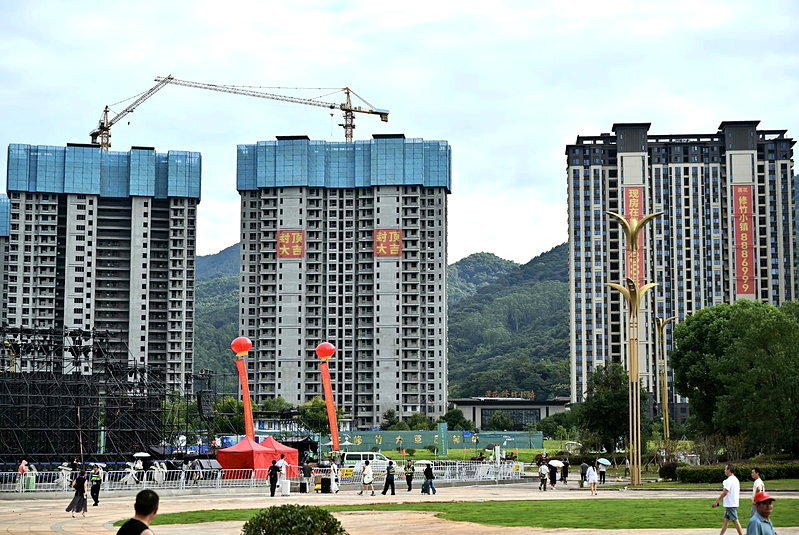 中国房市持续分化,中指研究院数据显示,8月百城二手住宅平均房价月减0.45%,一...