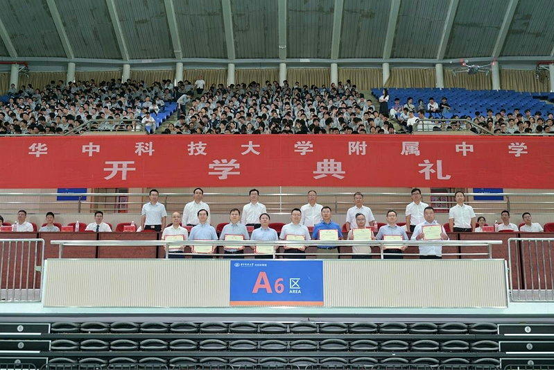 新聘科学副班主任代表获授牌。(取材自极目新闻)