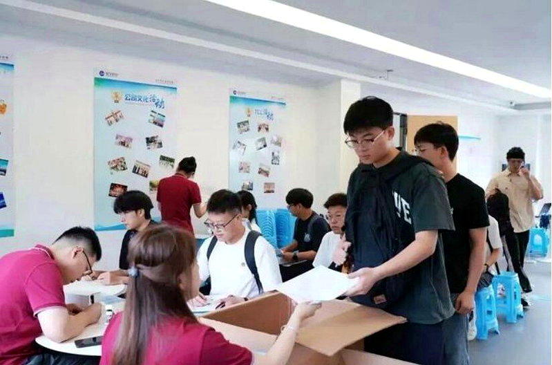 图为2026年7月星宇股份应届生入职报到现场。(取材自南方都市报)