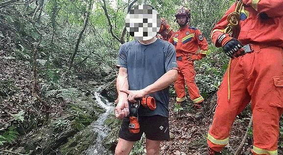 杨师傅被消防员护送下山。(取材自第一财经)