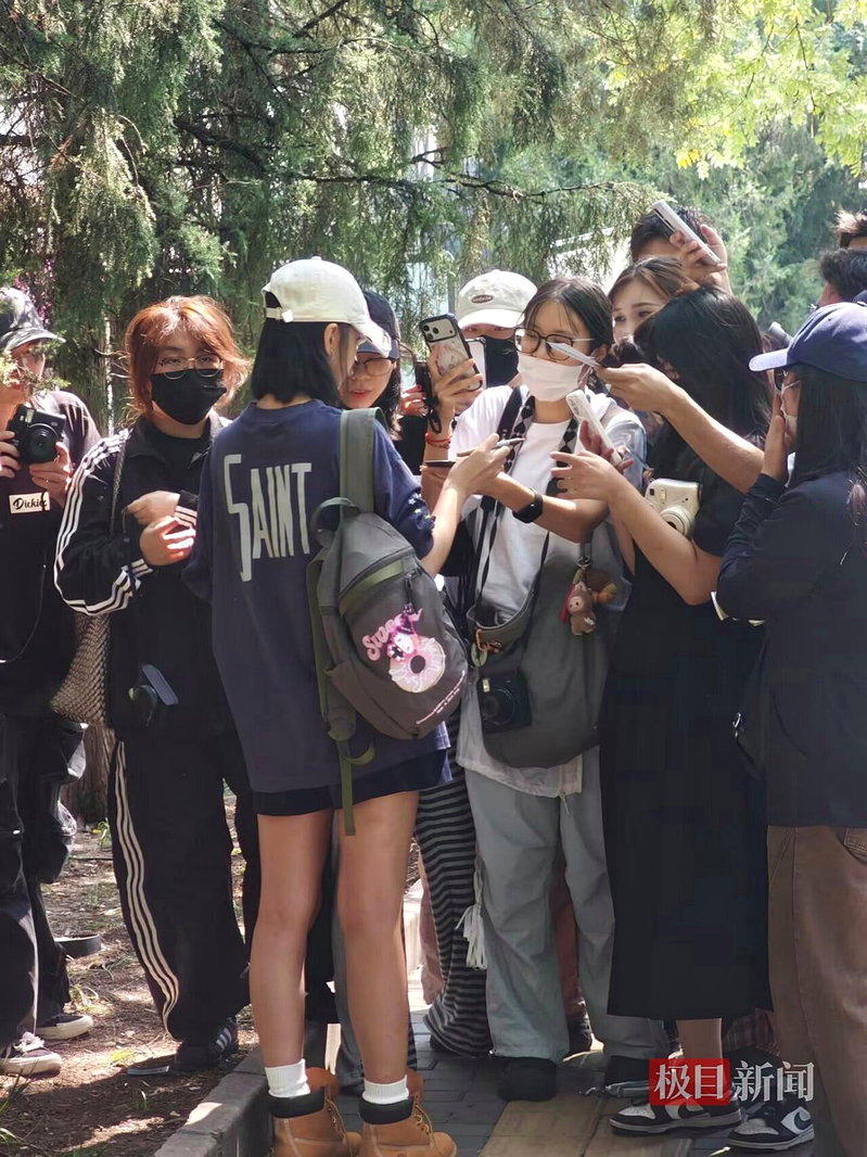 北京电影学院校门口成了选角现场。(取材自极目新闻)
