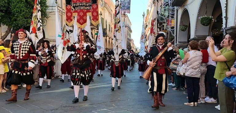 意大利南部古城「卡瓦德蒂雷尼」（Cava de' Tirreni）每年举行的城堡...