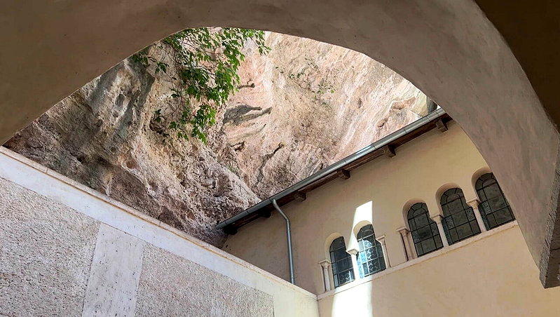 意大利古城「卡瓦德蒂雷尼」（Cava de' Tirreni）山区的本笃会圣三一...