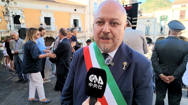 卡瓦德蒂雷尼市长乔达诺（Raffaele Giordano）表示，该城非常重视这...