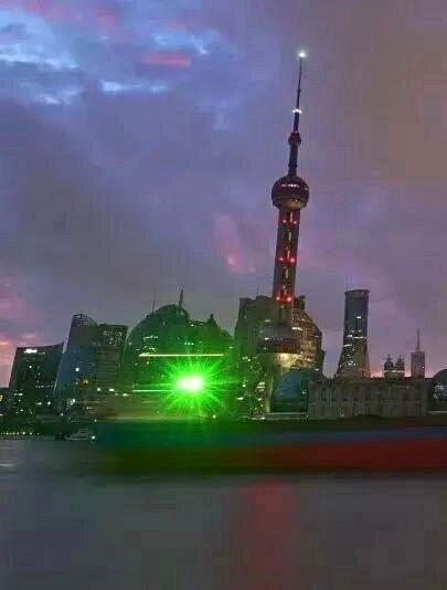 警方称绿光是激光引航灯。（取材自都市快报橙柿交互）