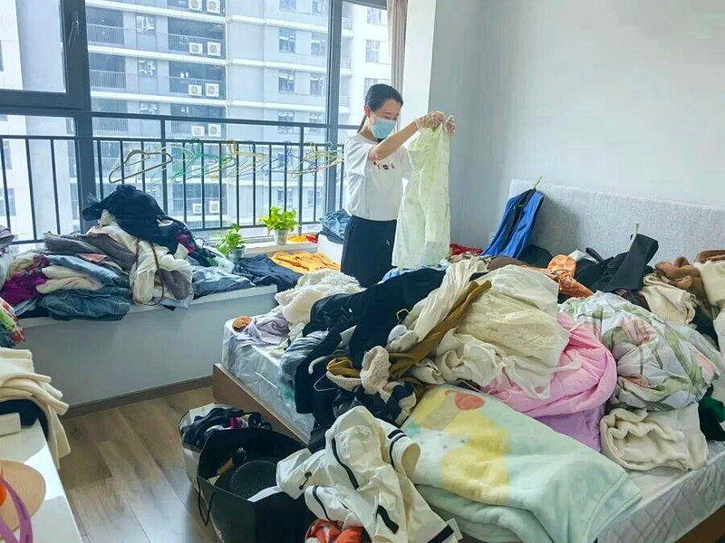上海女子住市区300㎡大平层，专门花11万元请人帮忙扔东西。(取材自上观新闻)
