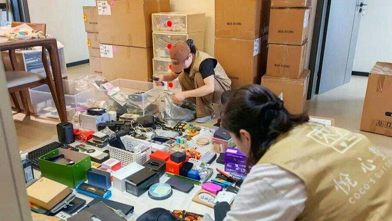 上海女子住市区300㎡大平层，专门花11万元请人帮忙扔东西。(取材自上观新闻)