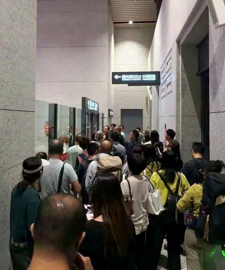 甘肃敦煌莫高国际机场一班深夜航班抵达后,旅客走到出口竟发现大门紧闭。(取材自指尖...