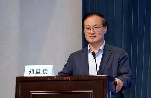 刘章锁讲话画面。(取材自大风新闻)