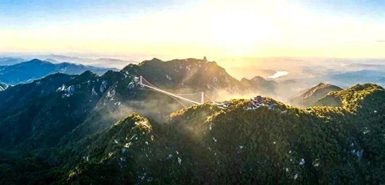 沂蒙山天蒙景区坐拥云端视野,如沉浸式置身云海仙境。(极目新闻)