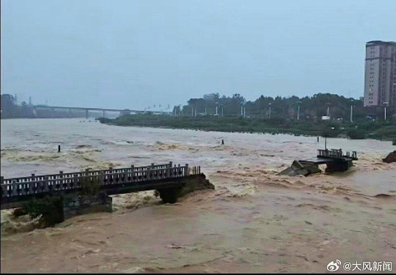 福建两座数历史古桥遭洪水冲毁。(取材自大风新闻)