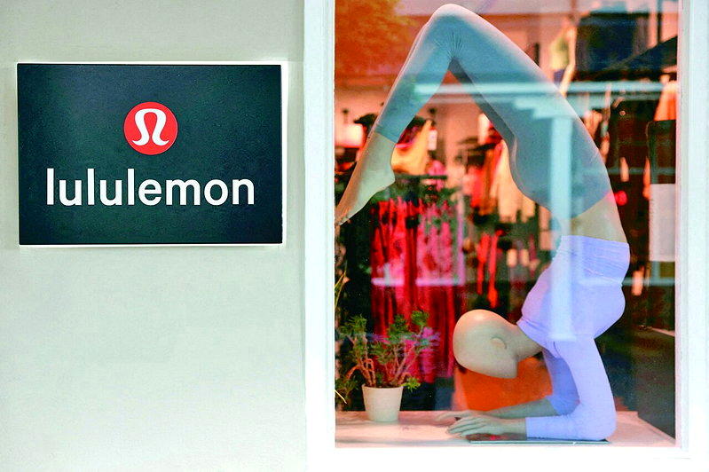 Lululemon第2季营收与同店销售均不如预期,拖累股价崩跌。(路透)
