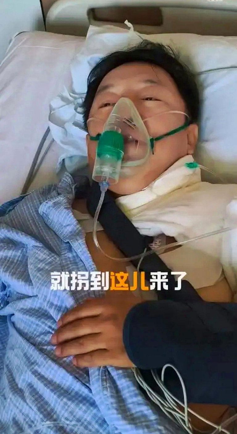 黄渤分享戴着氧气面罩躺在病床上的画面。(取材自微博)