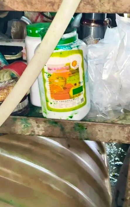 在其中一个现场，张先生发现了一瓶标注为「复配食品添加剂复配着色剂」的产品，颜色显...