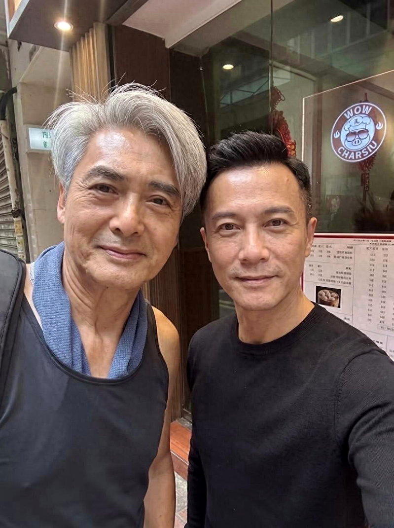 周润发对街坊合影要求爽快答应。(取材自微博)