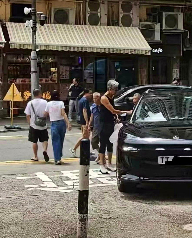 周润发近日被网友目击独自现身香港九龙城一间腊味店,身形消瘦,两鬓全白,走路时背微...