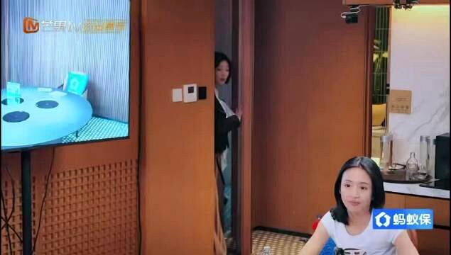 周冬雨看到花少团特意把C位留给她。(视频截屏)