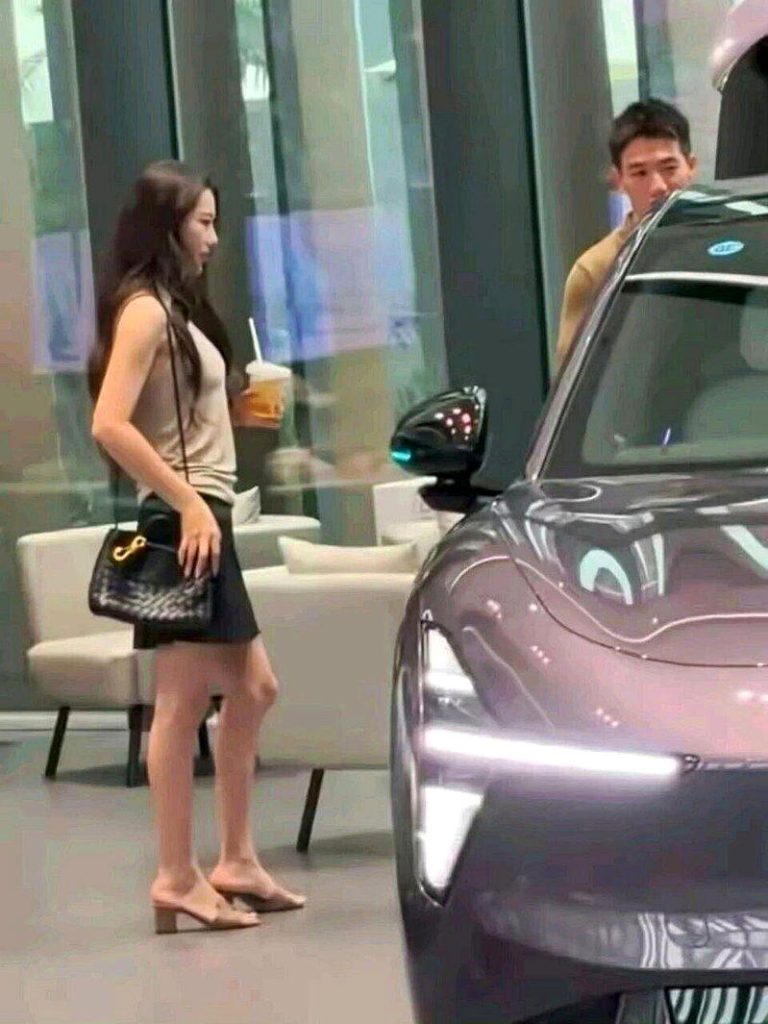 嫁给爱情?张馨予背4万元包包 陪丈夫挑选12万的车 张馨予与丈夫何捷日前在广州一处汽车展厅被偶遇,两人低调看车。(视频截屏)
