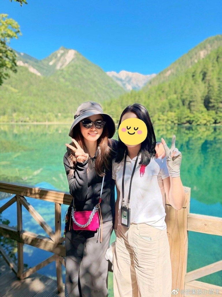 50岁林心如九寨沟被偶遇 仿佛一般游客 素颜生图疯传 林心如(左)大方和粉丝合照。(取材自微博)