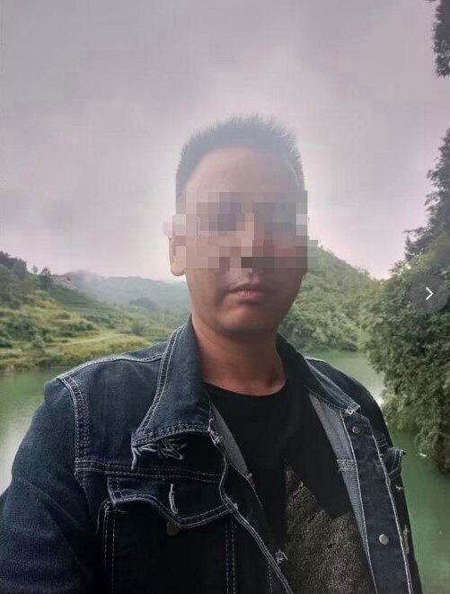 张姓男子(图)涉嫌于2019年杀害黄姓妻子后分尸、抛尸,再利用妻子手机冒充她,向...