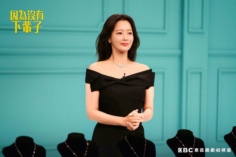 金喜善在「因为没有下辈子」中饰演曾是呼风唤雨的购物台女王。图／东森提供