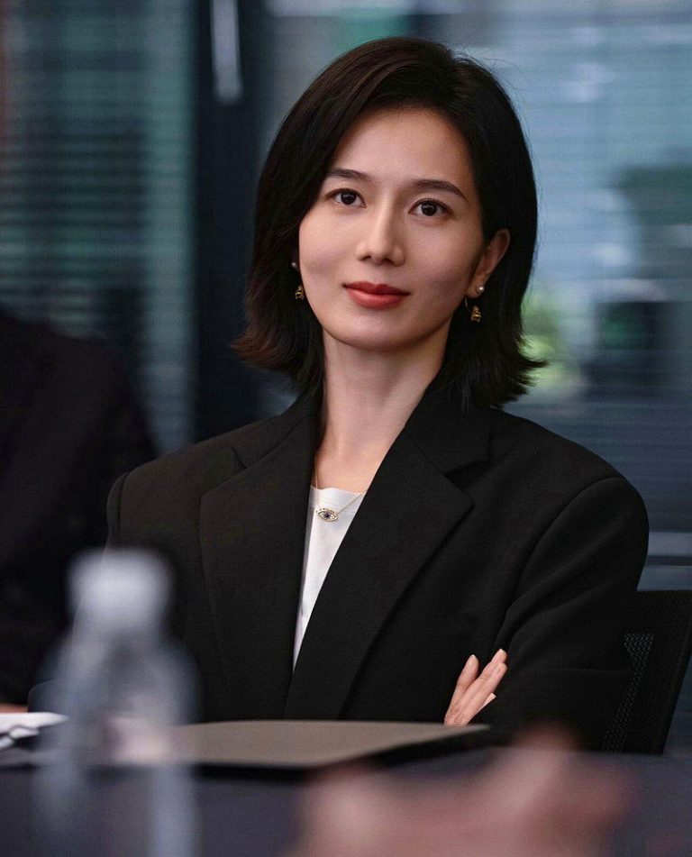 「早春」最美人资现实遇合约纠纷 遭好友造型师公开讨薪 彭杨在「早春晴朗」中饰演的人资高管Tracy,职场穿搭颇受好评。(取材自微博)