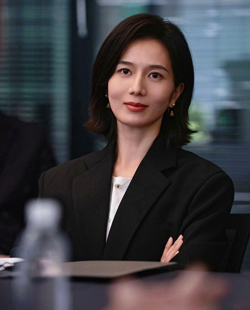 彭杨在「早春晴朗」中饰演的人资高管Tracy,职场穿搭颇受好评。(取材自微博)