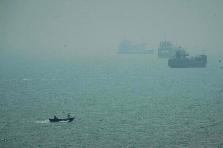 一艘快艇7日在伊朗阿巴斯港外海的荷莫兹海峡航行。（美联社）