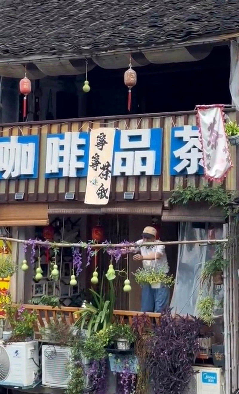 「葫芦娃爷爷」家的葫芦爆红后,邻居茶馆老板另外购买葫芦挂上阳台,表示希望让前来游...