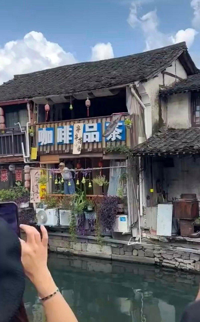 浙江绍兴「书圣故里」的「葫芦娃爷爷」剪切阳台葫芦后,隔壁茶馆重新挂上7个葫芦,吸...